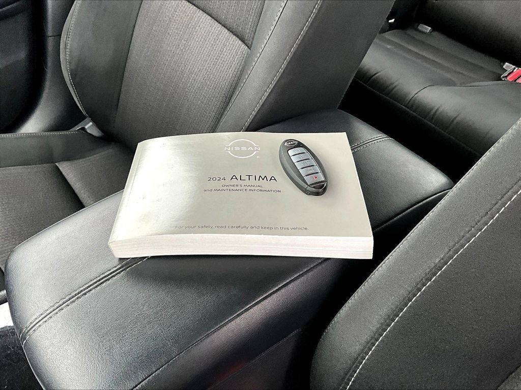 Used 2024 Nissan Altima 2.5 SV FWD image 34