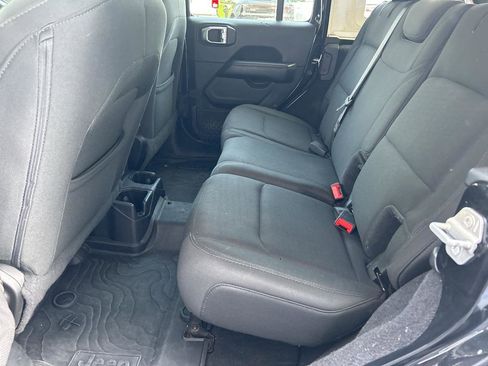 Used 2019 Jeep Wrangler Unlimited Sahara image 19