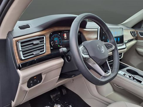 Used 2024 Volkswagen Atlas SE image 49