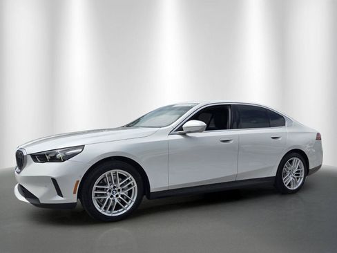 Certified 2024 BMW 530i w/ Convenience Package RWD image 3