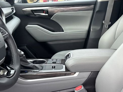 Used 2025 Toyota Highlander Limited image 10