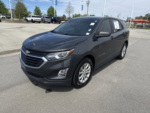 Used 2020 Chevrolet Equinox LS w/ LS Convenience Package image 3