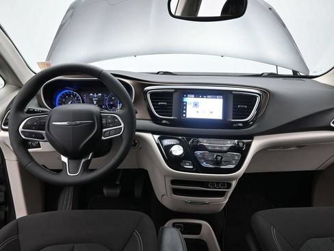 Used 2023 Chrysler Voyager LX FWD image 33