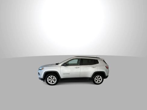 Used 2025 Jeep Compass Latitude AWD/4WD image 5