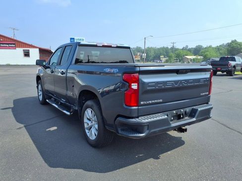 Used 2020 Chevrolet Silverado 1500 Custom w/ Custom Value Package image 3