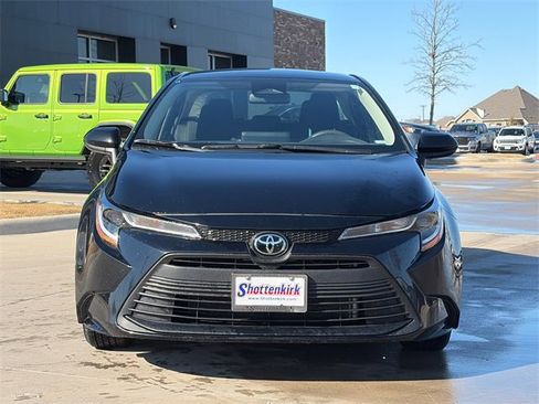 Used 2023 Toyota Corolla LE image 2