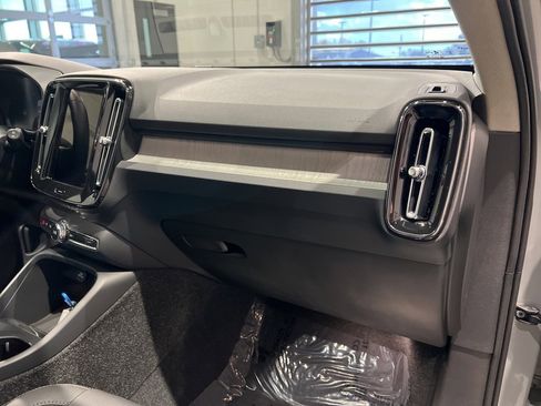 Used 2025 Volvo XC40 B5 Core image 32