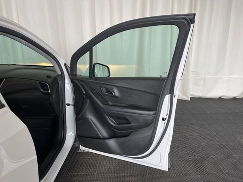 Used 2022 Chevrolet Trax LT w/ Driver Confidence Package image 18