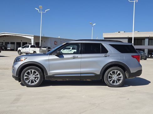 Used 2022 Ford Explorer XLT w/ Equipment Group 202A image 4