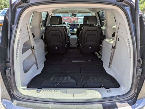 Used 2023 Chrysler Pacifica Touring-L FWD image 13