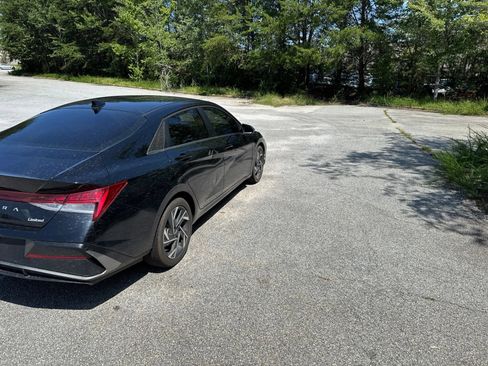 Certified 2025 Hyundai Elantra Limited FWD image 4