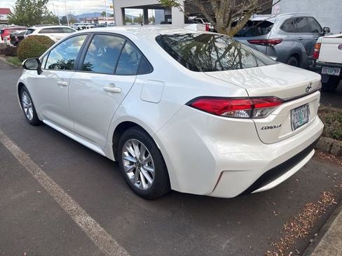 Used 2020 Toyota Corolla LE w/ LE Premium Package image 3