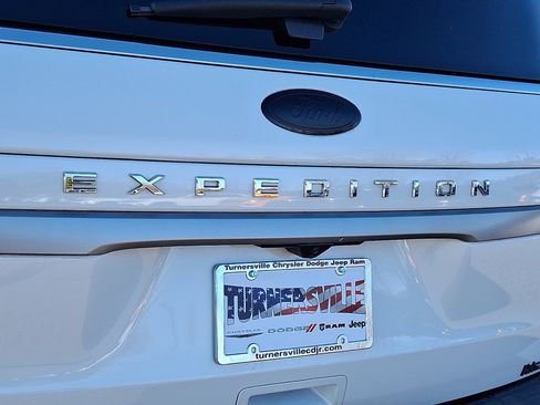 Used 2022 Ford Expedition XLT image 16