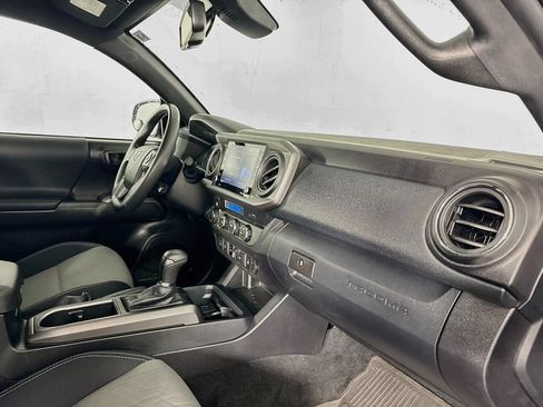 Used 2022 Toyota Tacoma TRD Off-Road w/ Technology Package AWD/4WD image 31