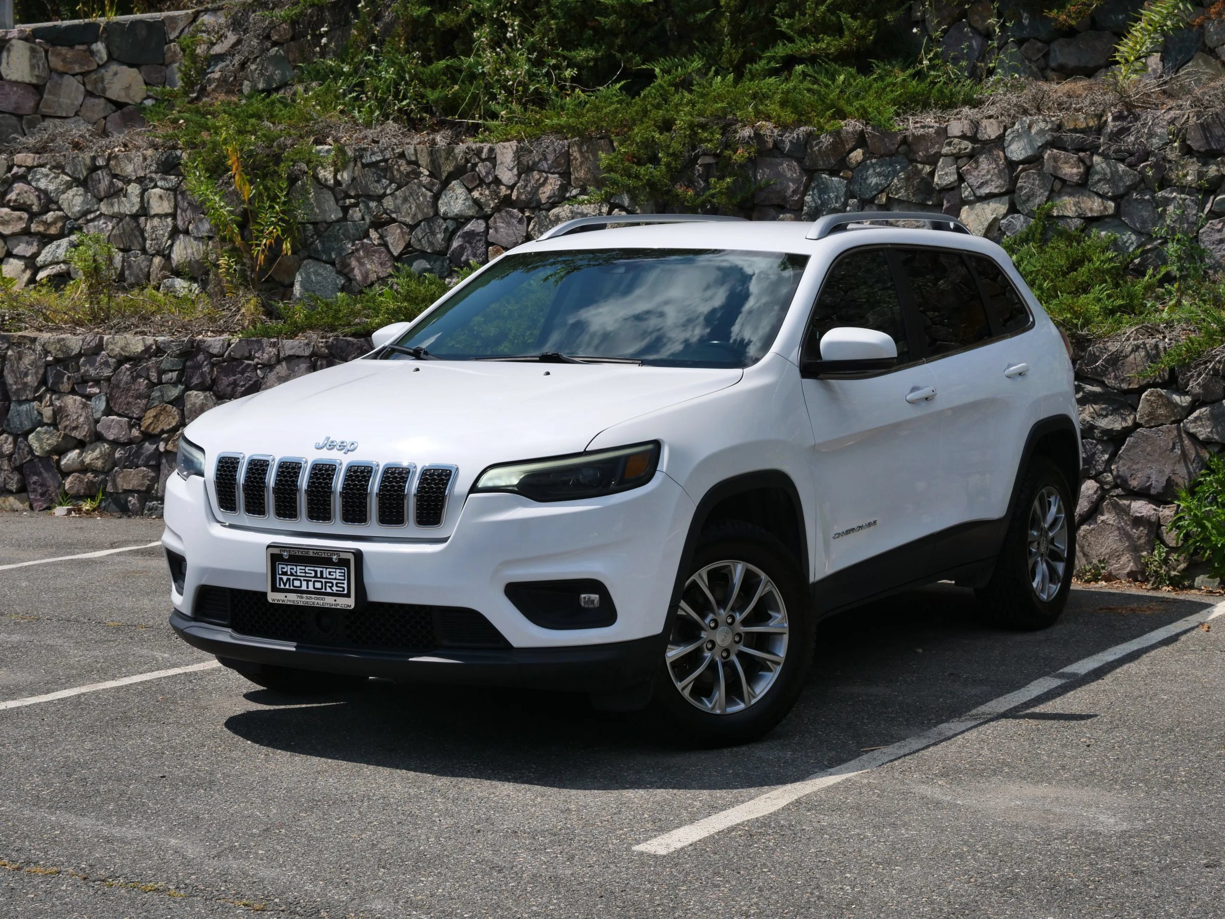 Used 2021 Jeep Cherokee Latitude Plus w/ Mopar Interior Package AWD/4WD image 2