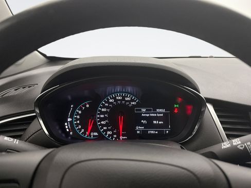 Used 2022 Chevrolet Trax LT w/ LT Convenience Package image 9