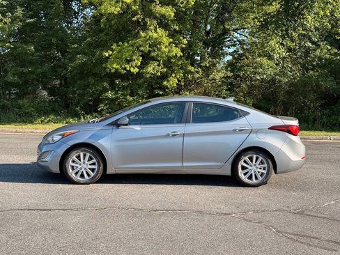 Used 2015 Hyundai Elantra SE w/ Option Group 03 FWD image 5