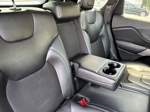 Used 2019 Jeep Cherokee Latitude Plus w/ Cold Weather Group AWD/4WD image 25