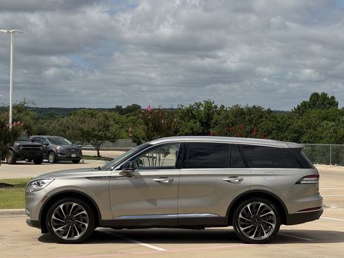 Used 2023 Lincoln Aviator Reserve w/ Equipment Group 201A AWD/4WD image 3