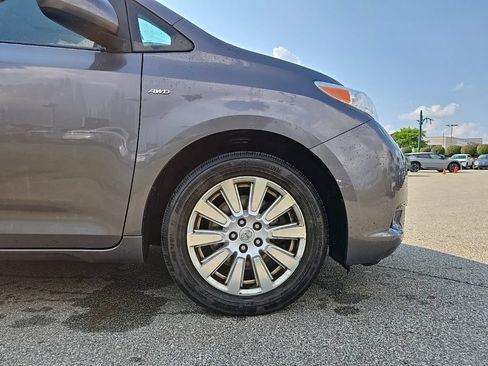 Used 2017 Toyota Sienna XLE Premium AWD/4WD image 12