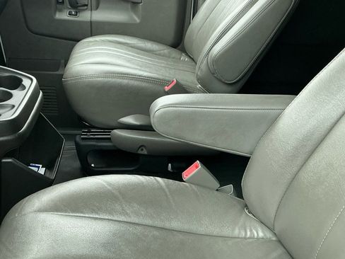 Used 2023 GMC Savana 2500 Extended w/ Driver Convenience Package image 3