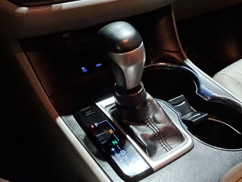 Certified 2018 Toyota Highlander Plus w/ Carpet Mat Package (TMS) image 32