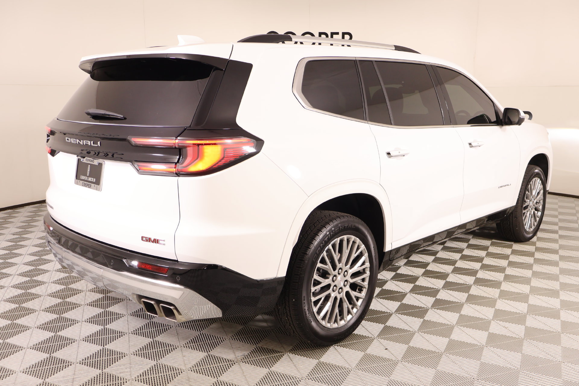 Used 2025 GMC Acadia Denali FWD image 22