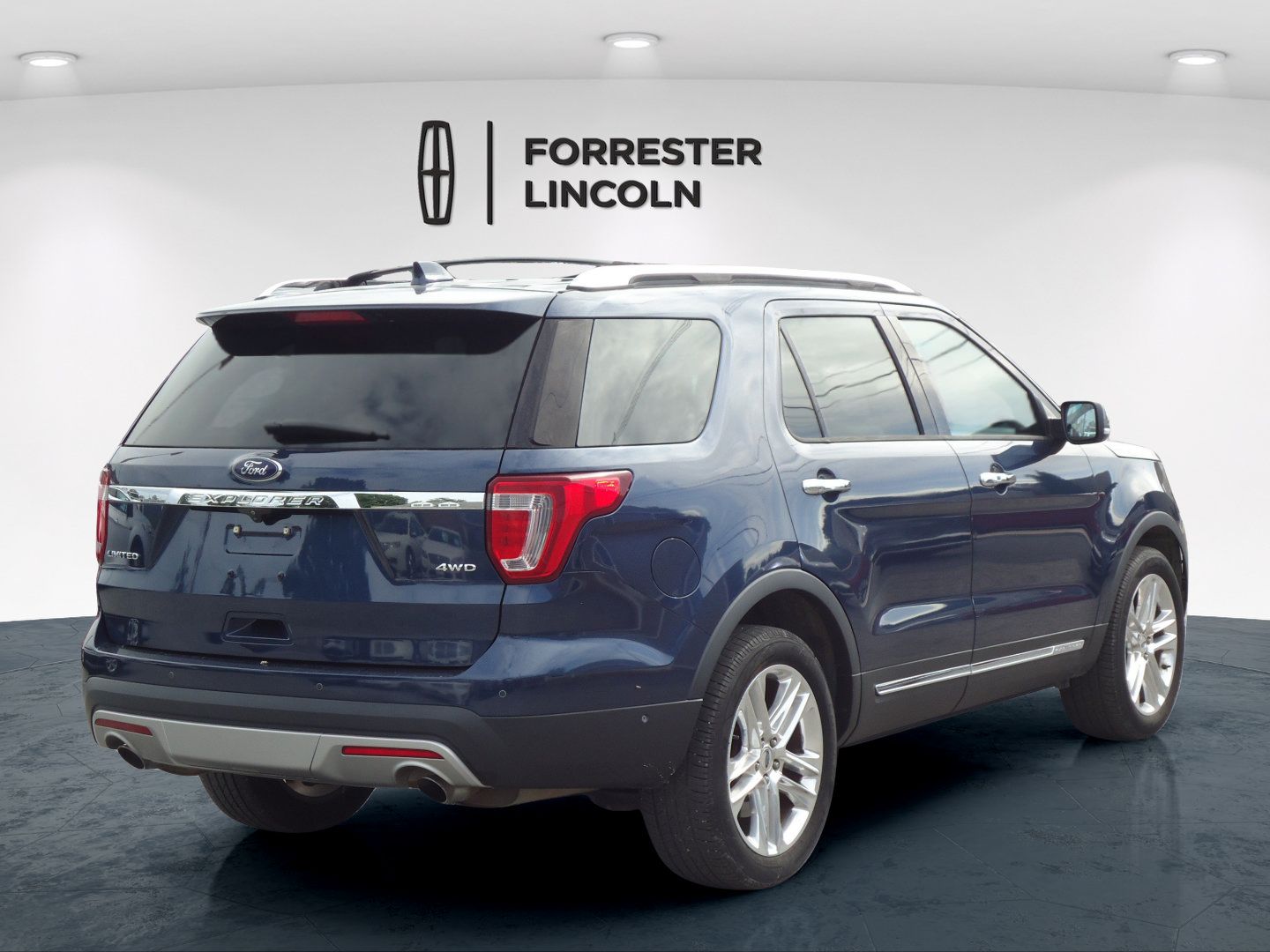 Used 2017 Ford Explorer Limited w/ Equipment Group 301A AWD/4WD image 3