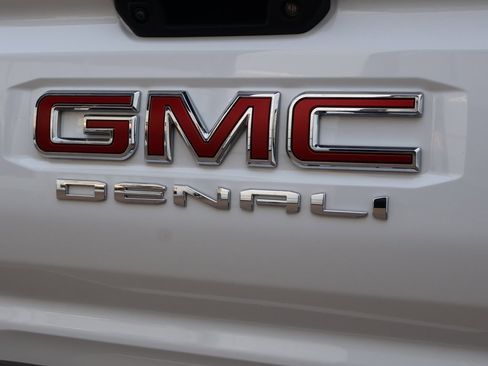 Used 2023 GMC Canyon Denali image 17