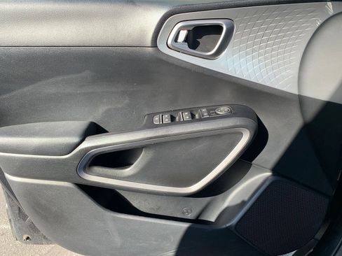 Used 2025 Kia Soul LX w/ LX Technology Package image 18