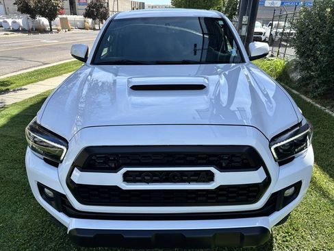 Used 2017 Toyota Tacoma TRD Off-Road AWD/4WD image 13