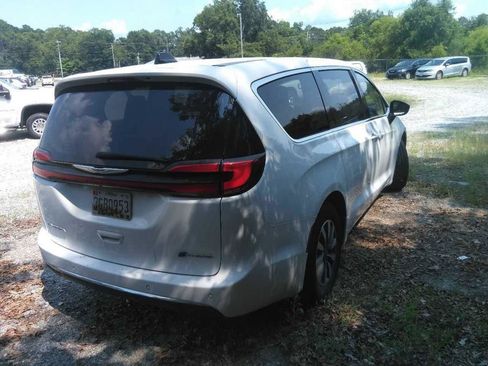 Used 2024 Chrysler Pacifica Limited FWD image 3