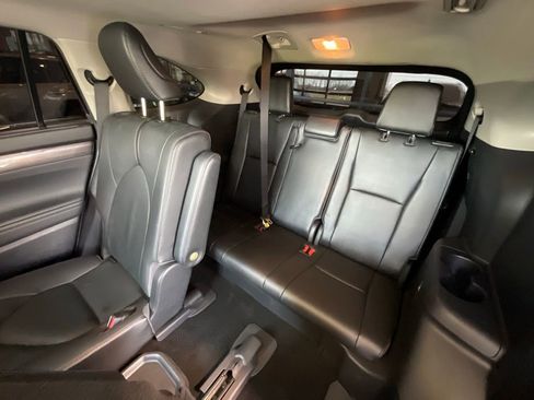 Used 2021 Toyota Highlander Platinum image 24
