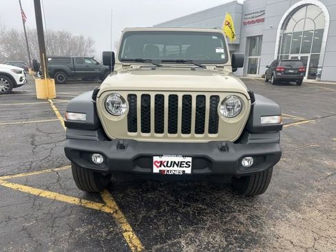 Certified 2020 Jeep Gladiator Sport w/ Quick Order Package 24S image 17