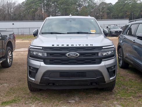 Used 2023 Ford Expedition Limited image 2
