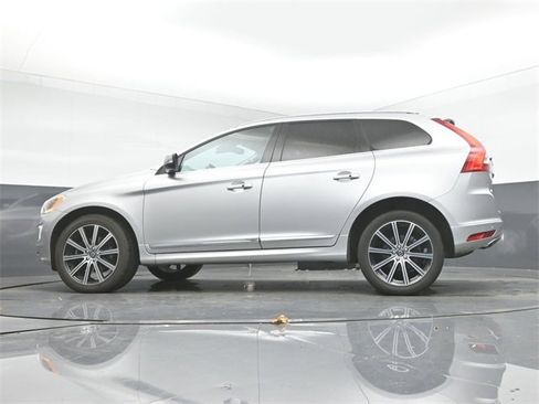 Used 2017 Volvo XC60 T6 Inscription w/ Climate Package image 13