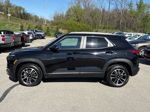 Used 2024 Chevrolet TrailBlazer LT AWD/4WD image 2