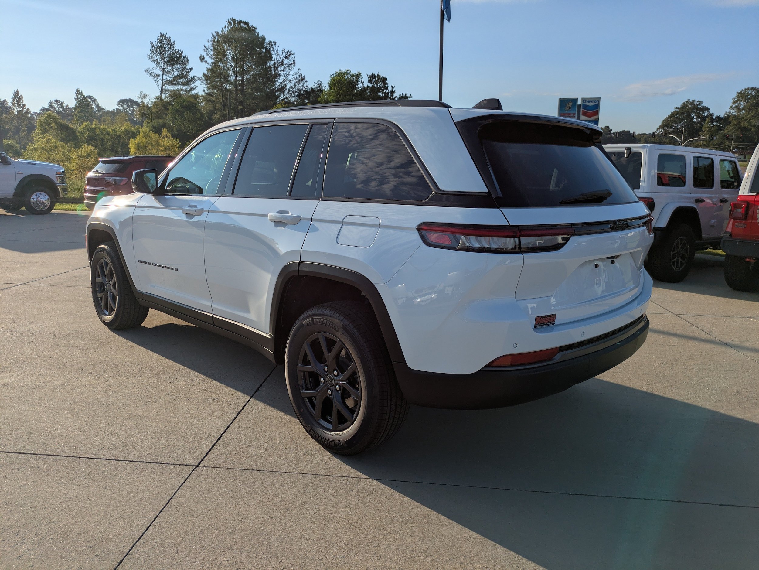 New 2027 Jeep Grand Cherokee Altitude RWD image 3