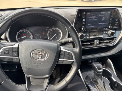 Used 2022 Toyota Highlander XLE image 18