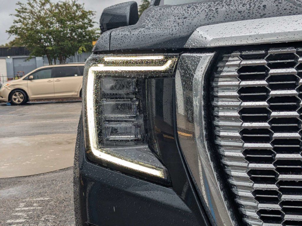 Used 2021 GMC Yukon Denali w/ Denali Premium Package RWD image 9