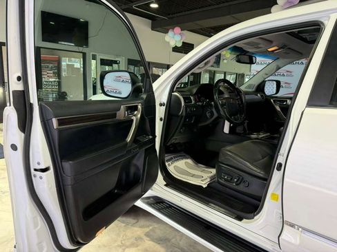 Used 2017 Lexus GX 460 image 29