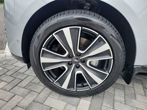 Certified 2024 Land Rover Range Rover SE image 13