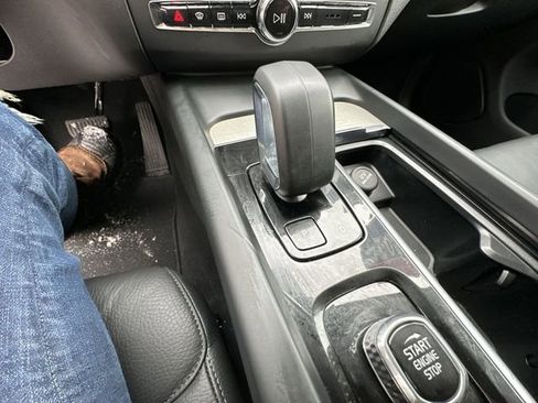 Used 2025 Volvo XC60 B5 Plus image 26