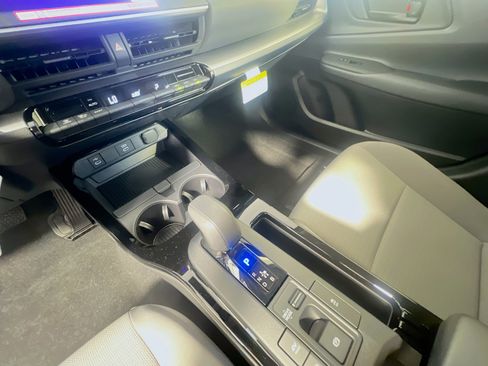 Used 2025 Toyota Prius LE FWD image 26
