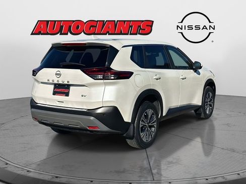 Used 2023 Nissan Rogue SV image 2