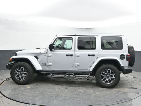 Used 2024 Jeep Wrangler Sahara image 8