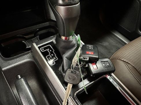 Used 2016 Toyota Tacoma Limited image 24