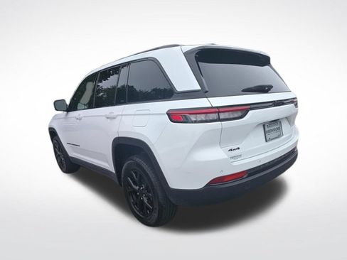 Used 2025 Jeep Grand Cherokee Altitude AWD/4WD image 3