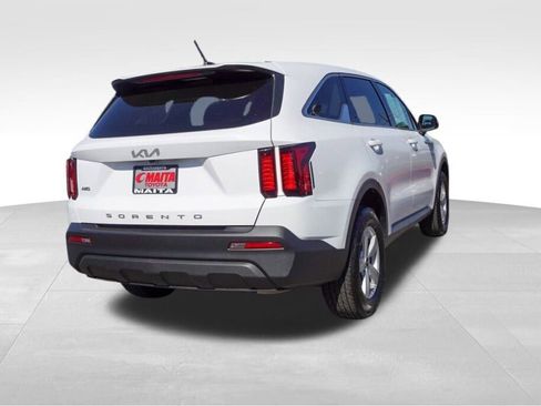 Used 2022 Kia Sorento LX image 3
