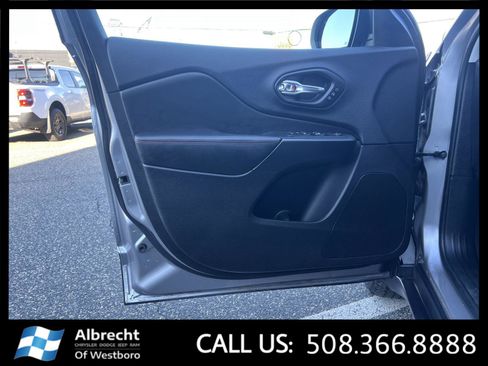 Used 2019 Jeep Cherokee Trailhawk AWD/4WD image 11